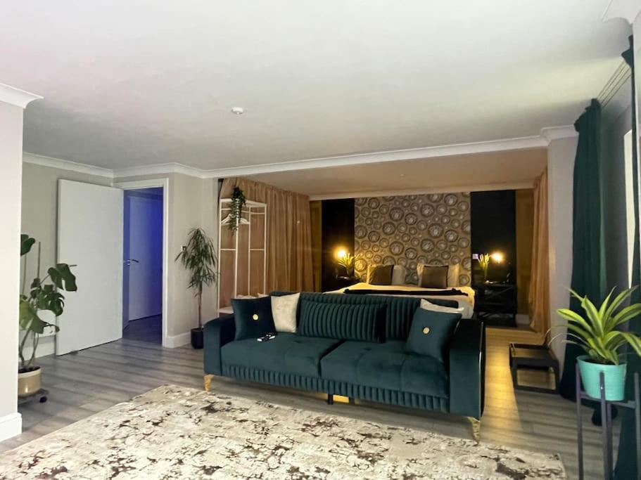 The Exclusive Jacuzzi Apartment Birmingham Zewnętrze zdjęcie